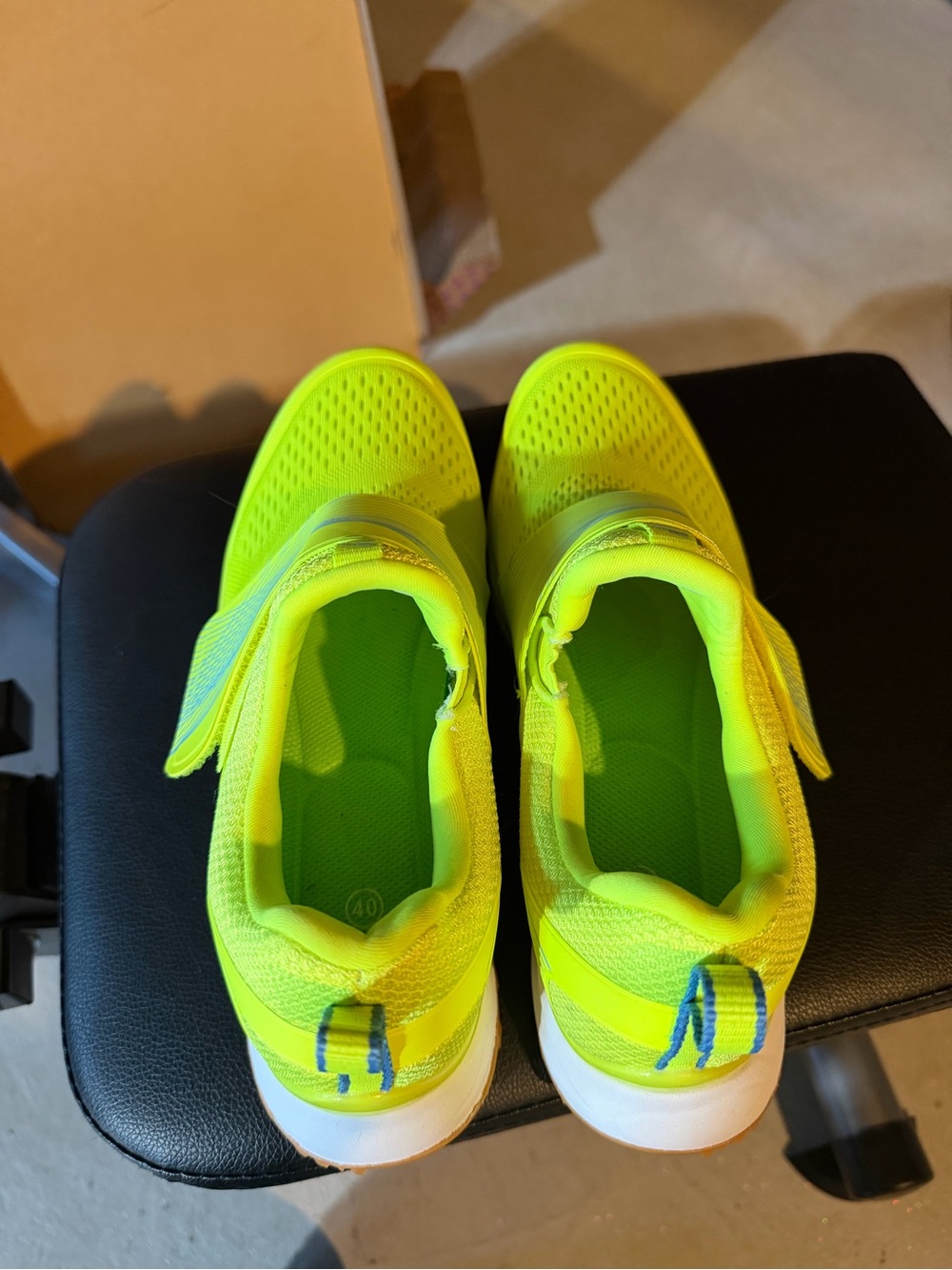 Neon green spin shoes with clips - Picture 2 of 6